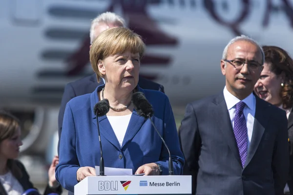 German Chancellor Angela Merkel and Turkish Minister of transport Lutfi Elvan — Stock Photo, Image