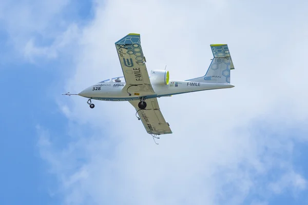 Prototip elektrikli uçak airbus e-fan gösteri — Stok fotoğraf