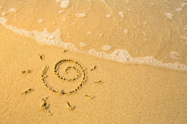 Sol desenhado na textura da praia — Fotografia de Stock