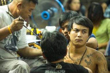 keşiş geleneksel yantra dövme yapar