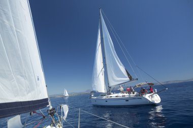 içinde yelkenli teknelerden 