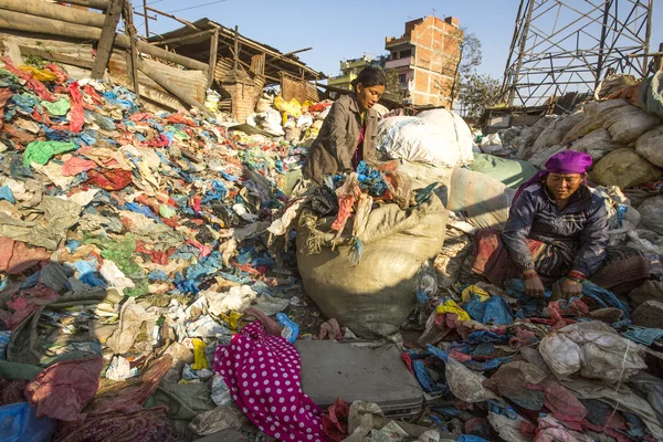 Mensen die werkzaam zijn bij het sorteren van plastic op de dump — Stockfoto