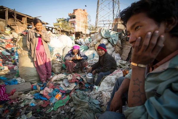 Mensen die werkzaam zijn bij het sorteren van plastic op de dump — Stockfoto