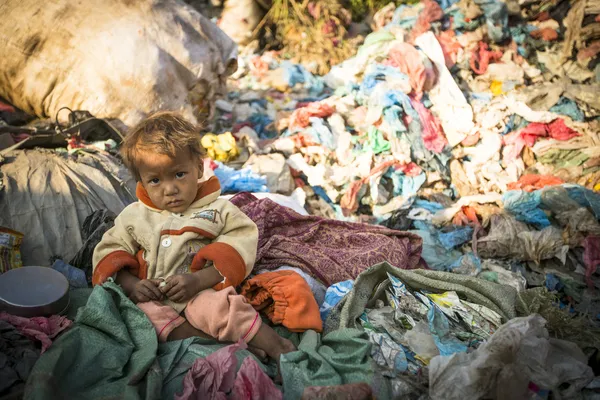 Dziecko siedzi, nepal — Zdjęcie stockowe