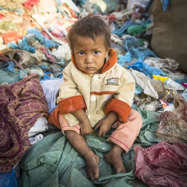 小孩坐尼泊尔 — 图库照片