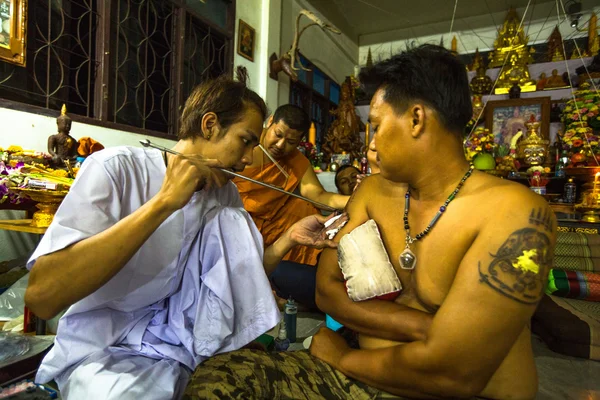 Монах делает традиционную татуировку "Янтра" — стоковое фото