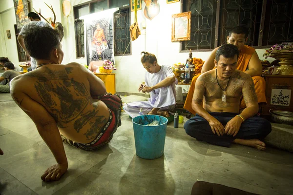 Le moine fait des tatouages traditionnels Yantra — Photo