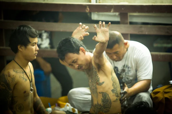 Monk makes traditional Yantra tattooing — Stock Photo, Image