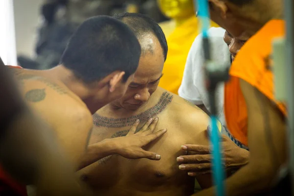 Монах делает традиционную татуировку "Янтра" — стоковое фото
