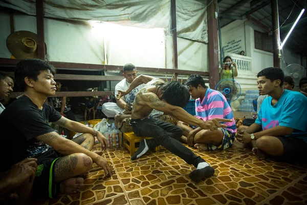 Monje hace tradicional Yantra tatuaje — Foto de Stock