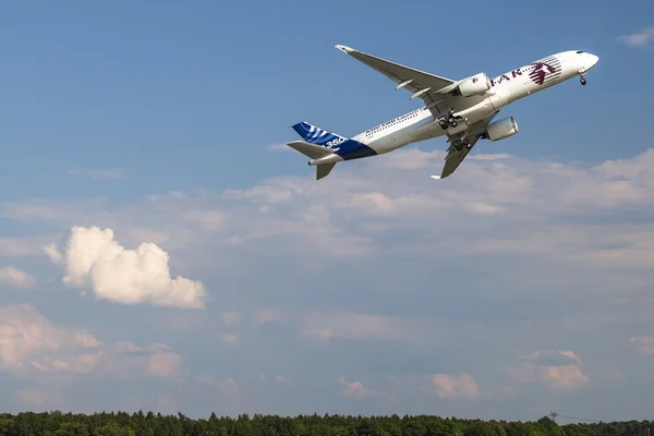 Самолет Airbus A350 XWB — стоковое фото