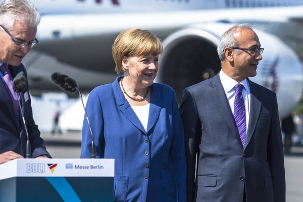 Angela Merkel e Lutfi Elvan spazio mostra ILA . — Foto Stock