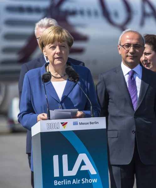 Angela Merkel y Lutfi Elvan exposición espacial ILA . —  Fotos de Stock