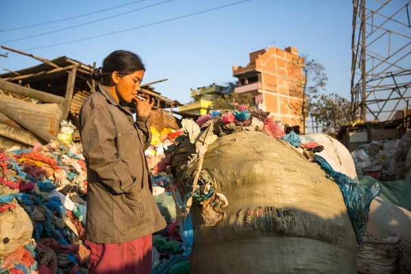 Mensen die werkzaam zijn bij het sorteren van plastic op de dump Stockfoto