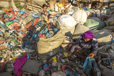 plastik döküm üzerinde sıralama çalışan insanlar