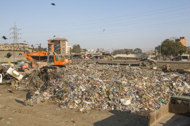 plastik döküm üzerinde sıralama çalışan insanlar