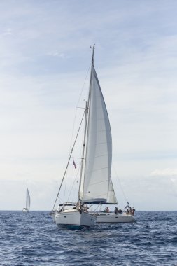 içinde yelkenli teknelerden 