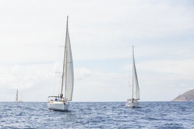 içinde yelkenli teknelerden 