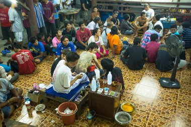 keşiş yantra dövme yapar