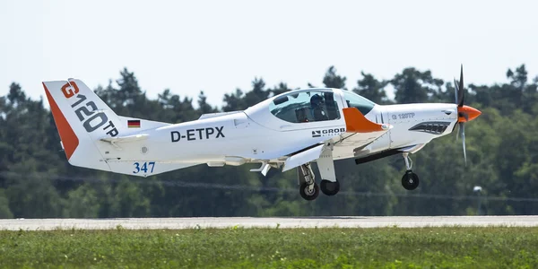 Dos aviones de entrenamiento sentados Grob G120 TR — Foto de Stock