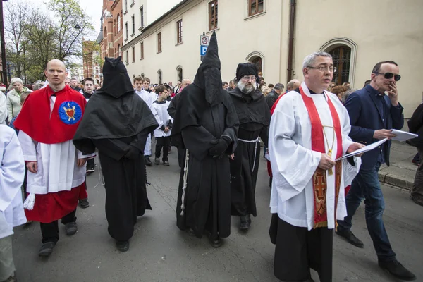 Uczestników drogi krzyżowej w Wielki Piątek — Zdjęcie stockowe