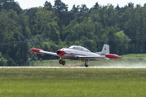 Twee-zits jet vliegtuigen aviacion ha-200 — Stockfoto