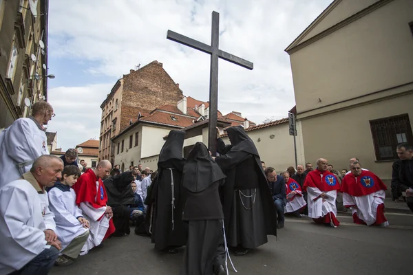 Účastníci pobožnosti křížové cesty na velký pátek — Stock fotografie