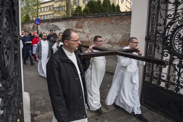 Uczestników drogi krzyżowej w Wielki Piątek — Zdjęcie stockowe