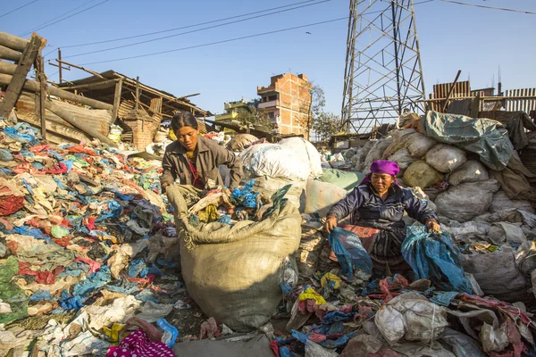 Mensen die werkzaam zijn bij het sorteren van plastic op de dump — Stockfoto