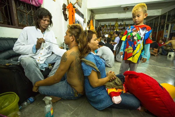 Monk makes Yantra tattooing — Stock Photo, Image