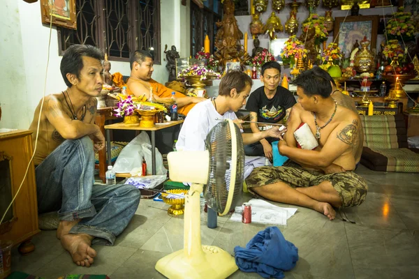 Monnik maakt yantra tatoeage — Stockfoto