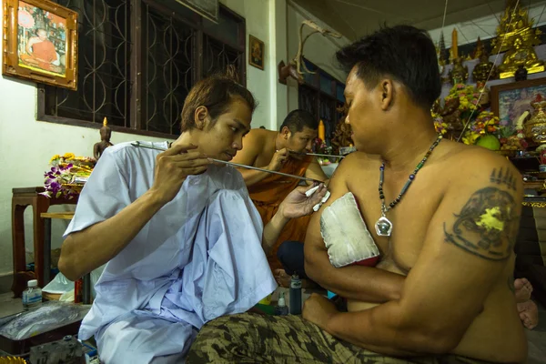 Munk gör yantra tatuering — Stockfoto