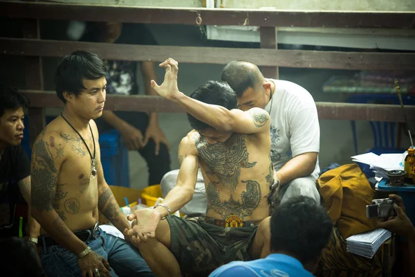 Monk makes Yantra tattooing — Stock Photo, Image