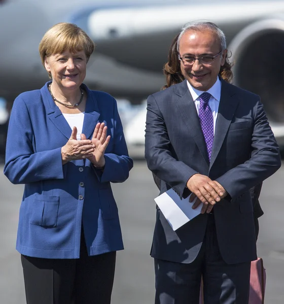 Angela Merkelová (c) a lutfi elvan na výstavní prostor ila. — Stock fotografie