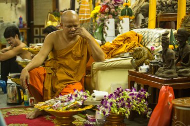 Tanımlanamayan keşiş geleneksel yantra dövme yapar