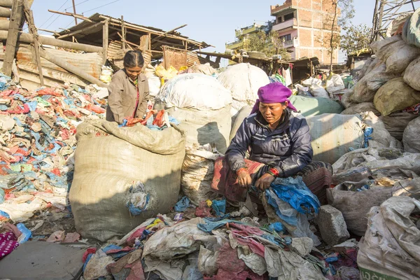 Niet-geïdentificeerde mensen sorteren een kunststof op de dump — Stockfoto