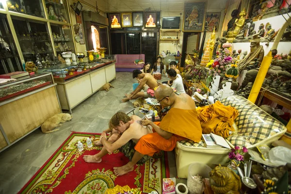 Unbekannter Mönch tätowiert traditionelle Yantra-Tätowierung — Stockfoto