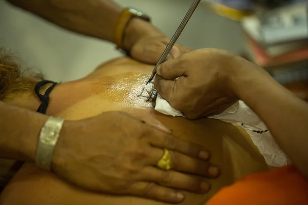 Αγνώστων στοιχείων μοναχός κάνει yantra παραδοσιακά τατουάζ — Φωτογραφία Αρχείου