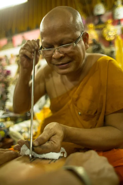 Unbekannter Mönch tätowiert traditionelle Yantra-Tätowierung — Stockfoto