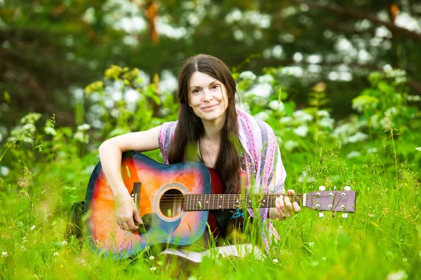 Gitarlı genç kadın. — Stok fotoğraf