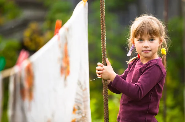 Fille avec une pince à linge — Photo