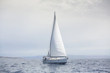 içinde yelkenli teknelerden