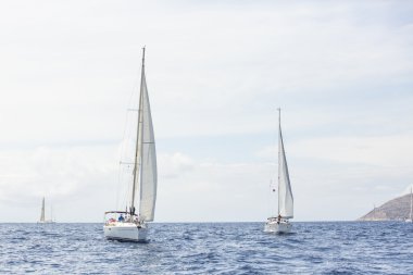 içinde yelkenli teknelerden