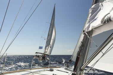 içinde yelkenli teknelerden