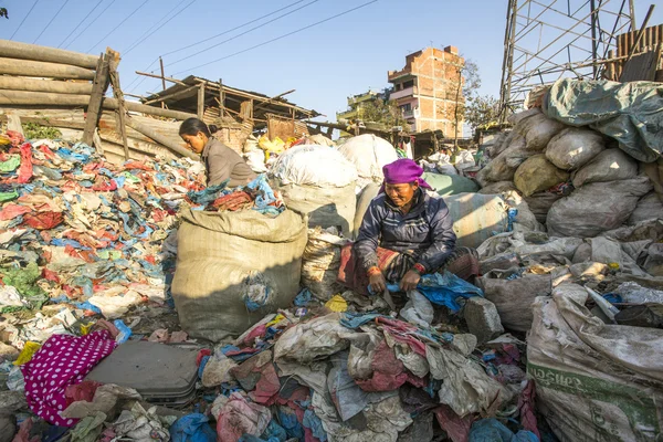 Menschen auf Müllkippe in Kathmandu — Stockfoto