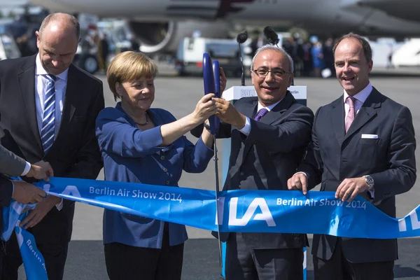 Angela merkel na wystawie lotniczej i kosmicznej — Zdjęcie stockowe