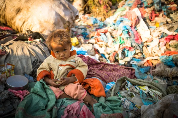 Дитину на звалищі в Непалі Стокова Картинка