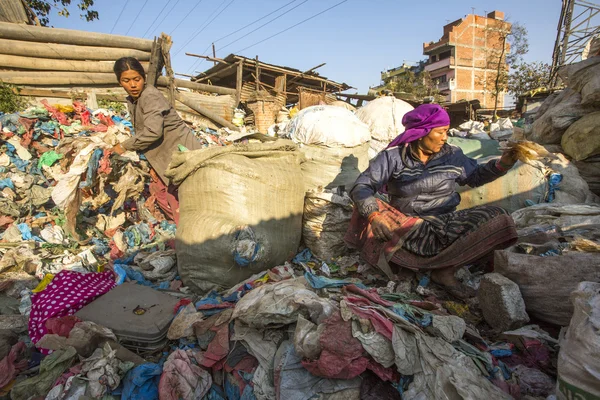 Biednych ludzi na wysypisko w Kathmandu, Nepal — Zdjęcie stockowe