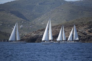 içinde yelkenli teknelerden 