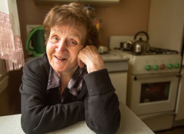 yaşlı kadın evde.